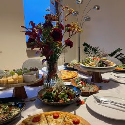 Stół pełen smaków kuchni gruzińskiej 🍽️
Na stole chaczapuri, świeże sałatki, bruschetty, koreczki, asorti serów, kiszonki oraz klasyczne gruzińskie przekąski. Idealna propozycja cateringowa na spotkania i eventy, sprzyjająca wspólnemu biesiadowaniu.