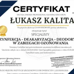 Certyfikat ukończenia szkolenia specjalistycznego z dezynfekcji, deakaryzacji i deodorizacji w zabiegach ozonowania dla Łukasza Kality. Dokument w odcieniach bieli i granatu.