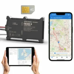 Urządzenie Teltonika FMC880, karta SIM 4G i ekrany smartfonów/tabletu z mapami GPS. Prezentacja systemu monitoringu pojazdów z aplikacją mobilną.