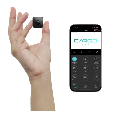 Miniaturowa kamera w dłoni obok smartfona z aplikacją Cargo Bud. Prezentacja funkcji: wykrywanie ruchu, nagrywanie, tryb nocny, zdalne sterowanie. Monitoring.
