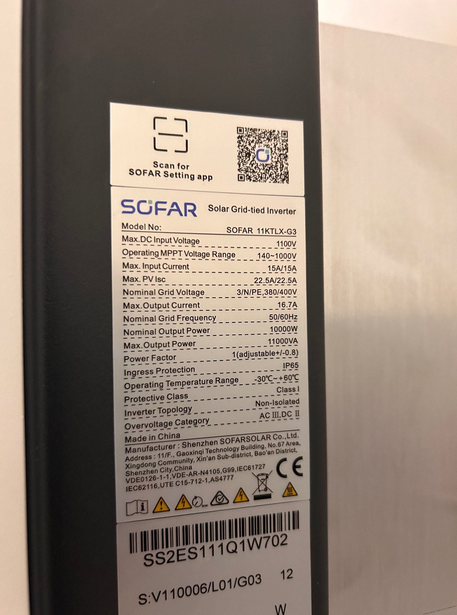 Tabliczka znamionowa falownika SOFAR 11KTLX-G3 z kodem QR i danymi technicznymi, w tym napięcie, prąd, moc wyjściowa i zakres temperatur pracy. Widoczne logo producenta.