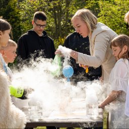 Doświadczenia są interesujące dla małych i dużych. 