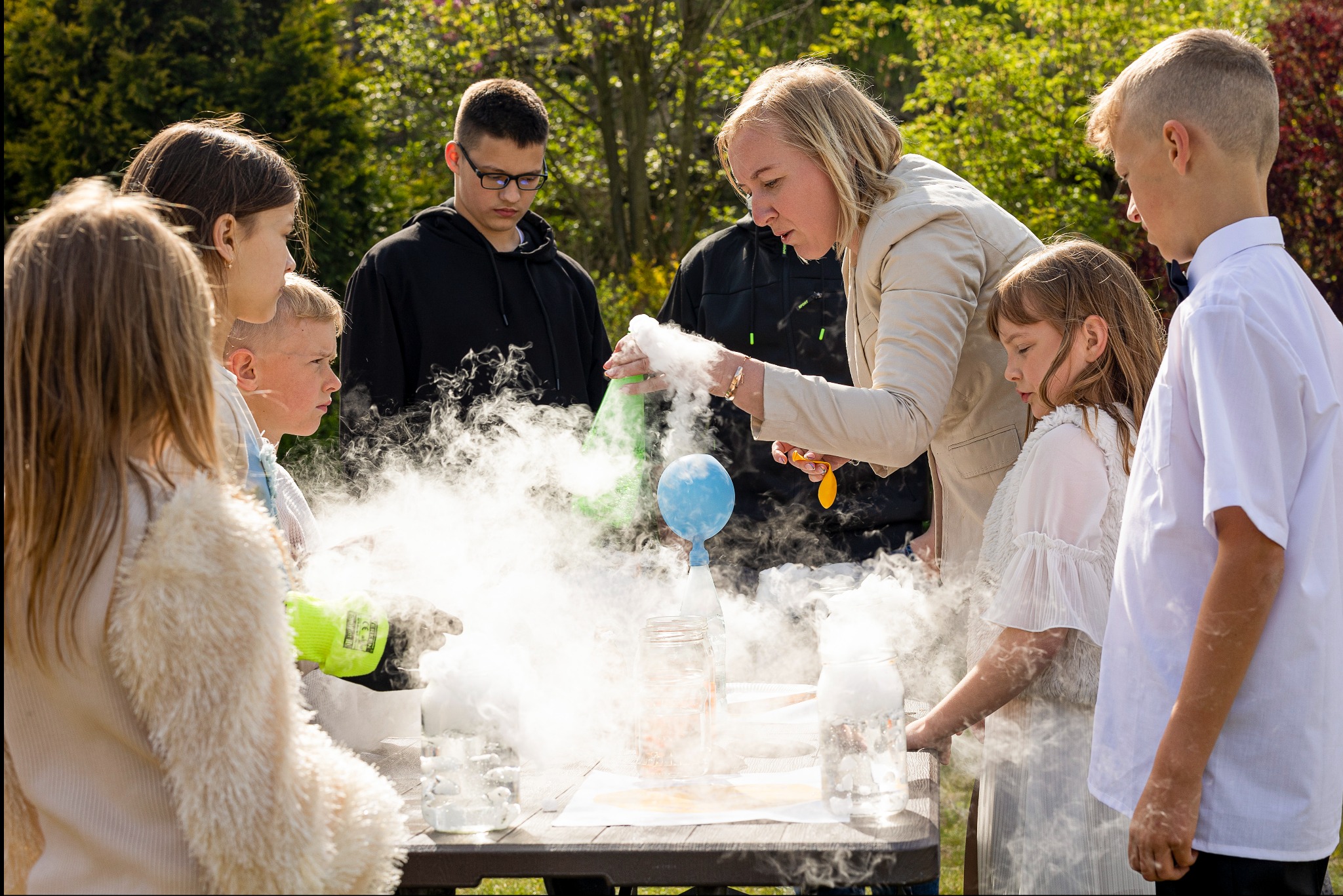 Doświadczenia są interesujące dla małych i dużych.