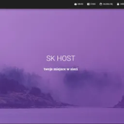 Fioletowa strona internetowa SK HOST z motywem górskim, widoczne menu z opcjami: Usługi, O nas, Zaloguj się i Zarejestruj się. Minimalistyczny design.