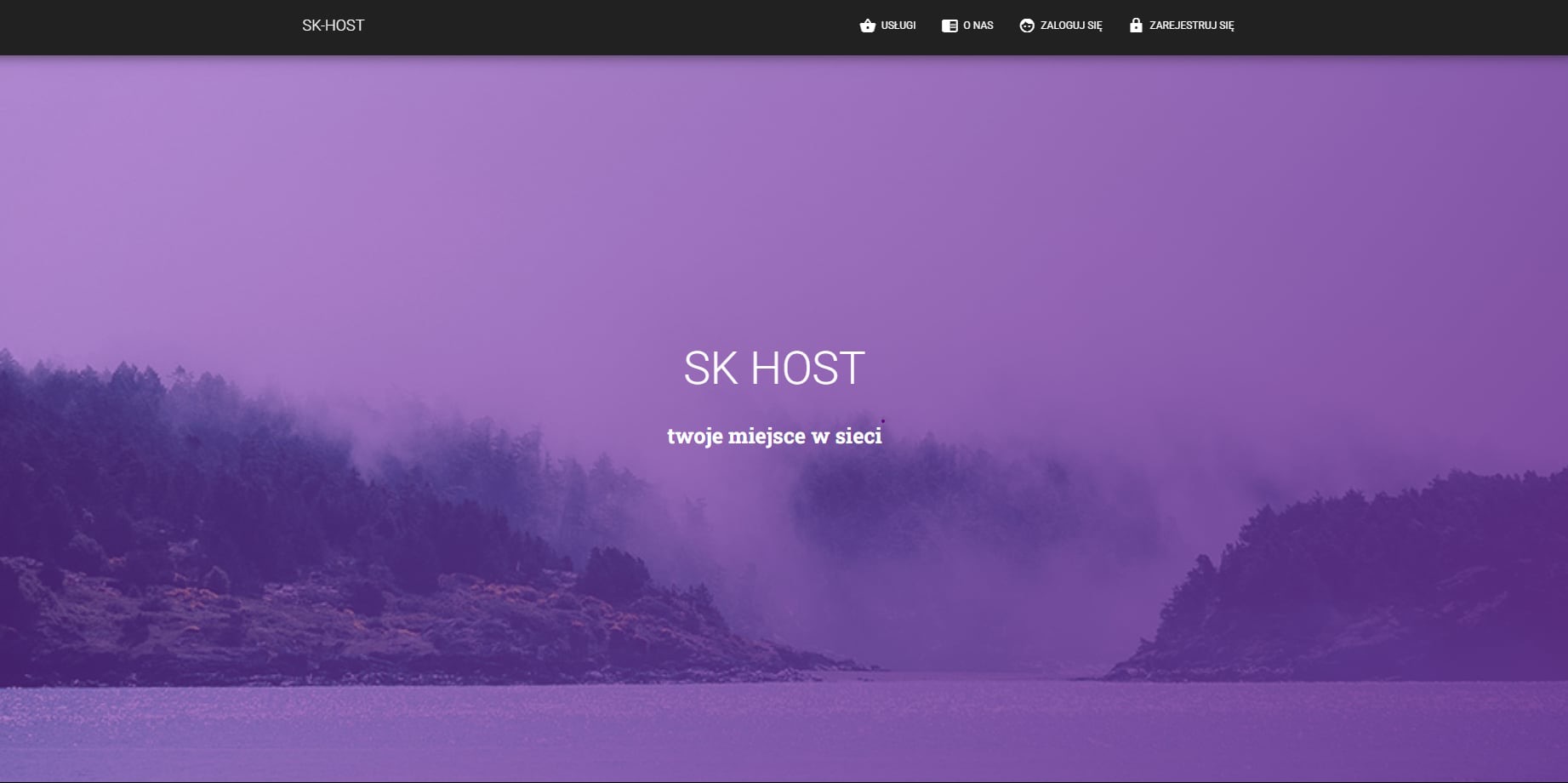 Fioletowa strona internetowa SK HOST z motywem górskim, widoczne menu z opcjami: Usługi, O nas, Zaloguj się i Zarejestruj się. Minimalistyczny design.