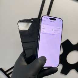 OFF&ON Service Naprawa Telefonów Komórkowych - Serwis telefonu: dłoń w czarnej rękawiczce trzyma dwa iPhone'y, jeden z uszkodzonym ekranem, drugi z ekranem po naprawie, z widocznym statusem 'Część oryginalna'.