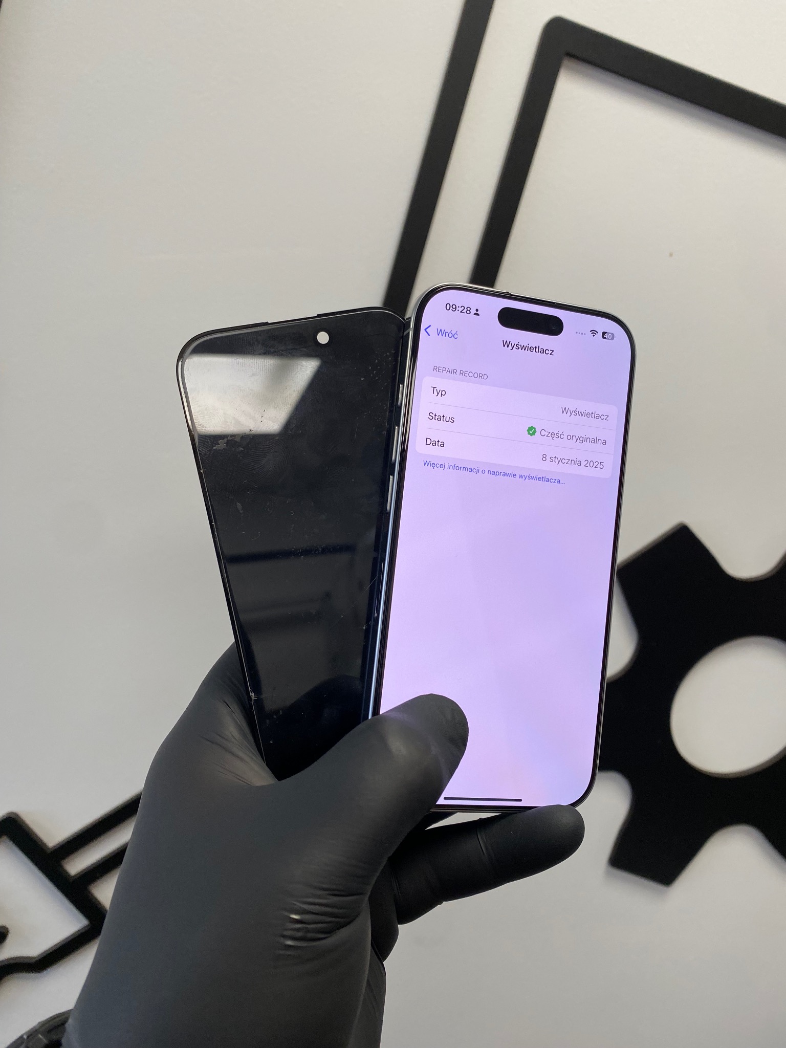 Serwis telefonu: dłoń w czarnej rękawiczce trzyma dwa iPhone'y, jeden z uszkodzonym ekranem, drugi z ekranem po naprawie, z widocznym statusem 'Część oryginalna'.