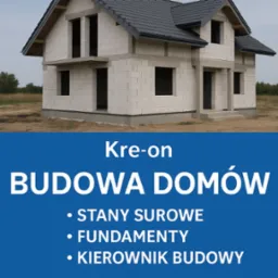 Dom w stanie surowym, z widocznymi bloczkami i dachem z szarej dachówki. Częściowo zasłonięty banerem reklamowym z nazwą firmy budowlanej i zakresem usług.