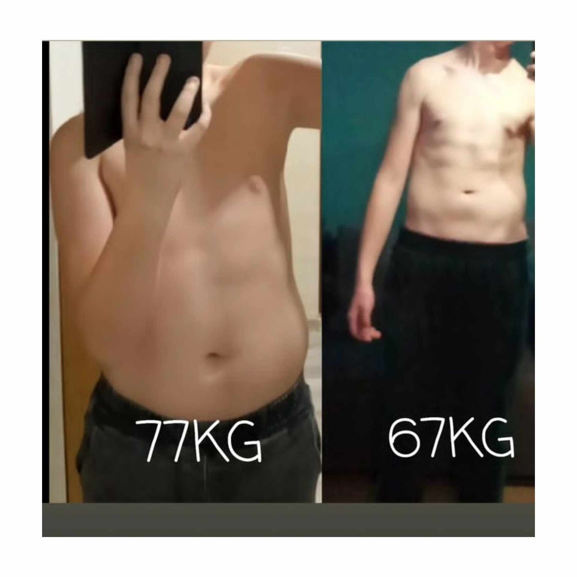 Zdjęcie typu 'przed i po' przedstawiające sylwetkę osoby przed i po odchudzaniu. Po lewej 77kg, po prawej 67kg. Widoczne fragmenty ciała od pasa w górę.
