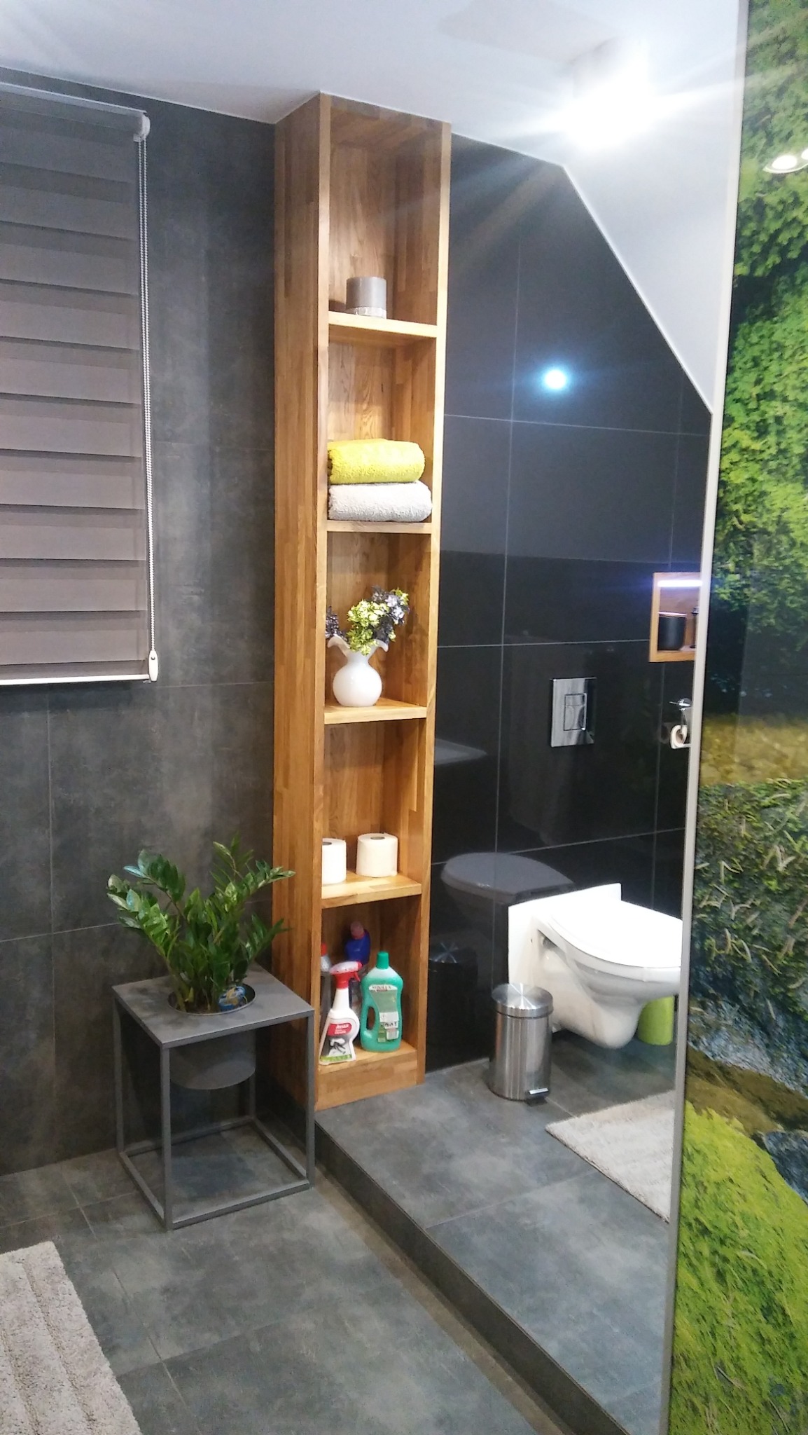 Kompletna łazienka z białym montażem.