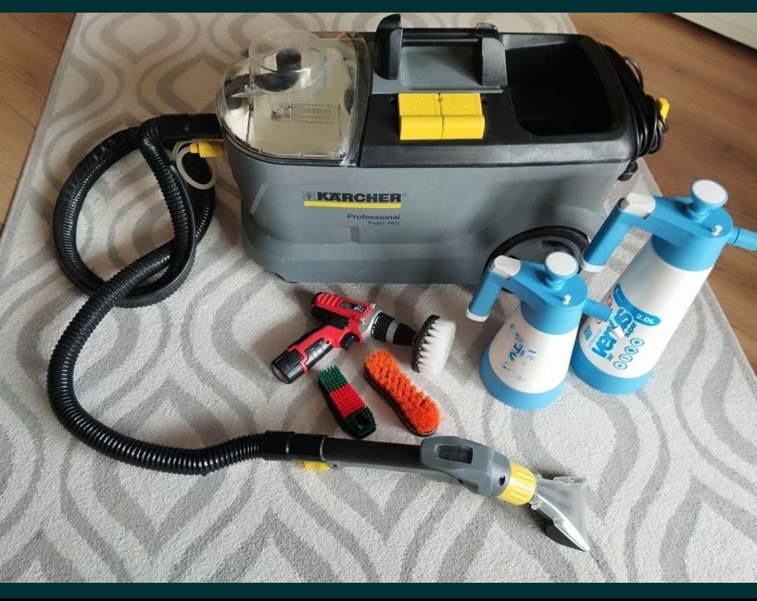 Profesjonalny odkurzacz piorący Karcher Puzzi 10/1 z akcesoriami na dywanie w geometryczne wzory. Widoczne szczotki i spryskiwacze.