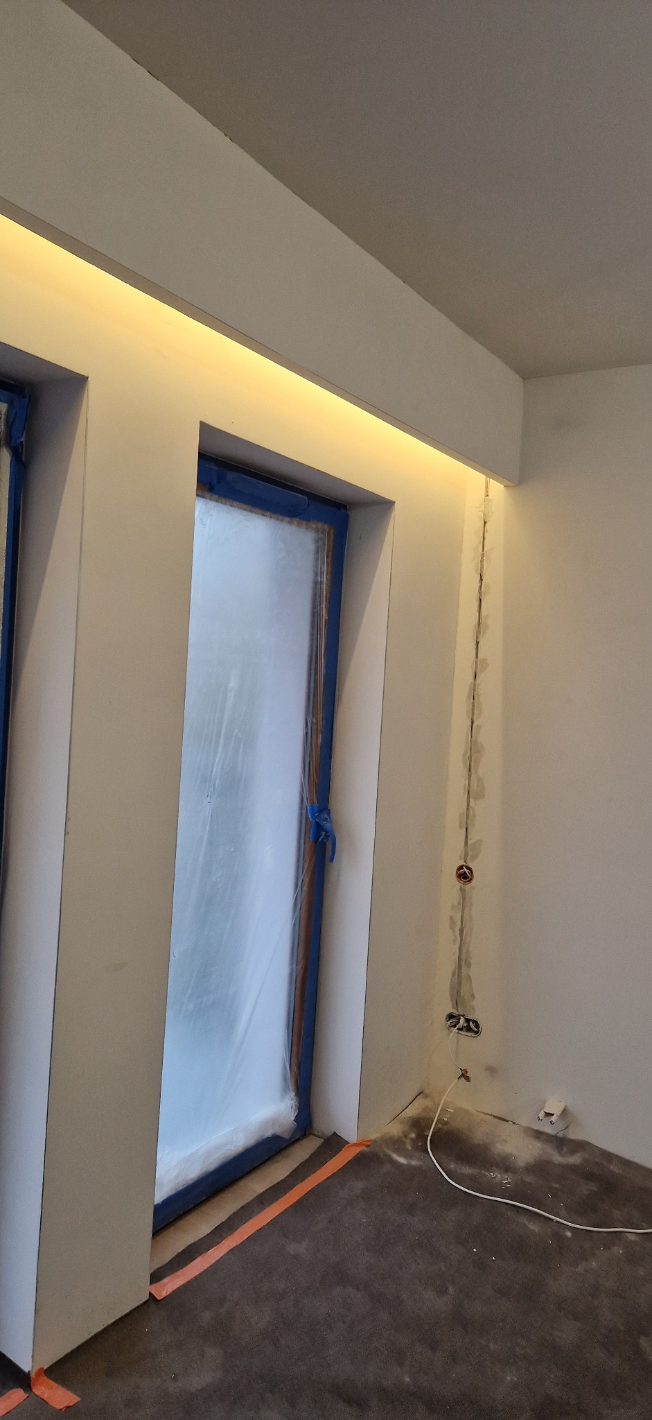 Klient poprosił nas o dorobienie oświetlen LED zasłon w 3 pokojach.