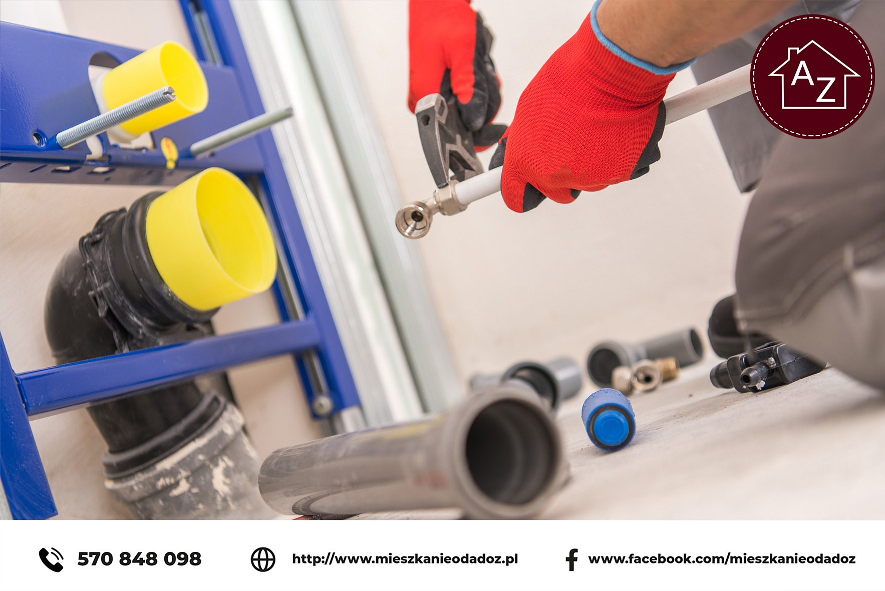 Instalacja podtynkowa WC: hydraulik łączy rury za pomocą zaciskarki. Widoczne elementy instalacji i narzędzia. Rękawice ochronne, ujęcie z bliska.