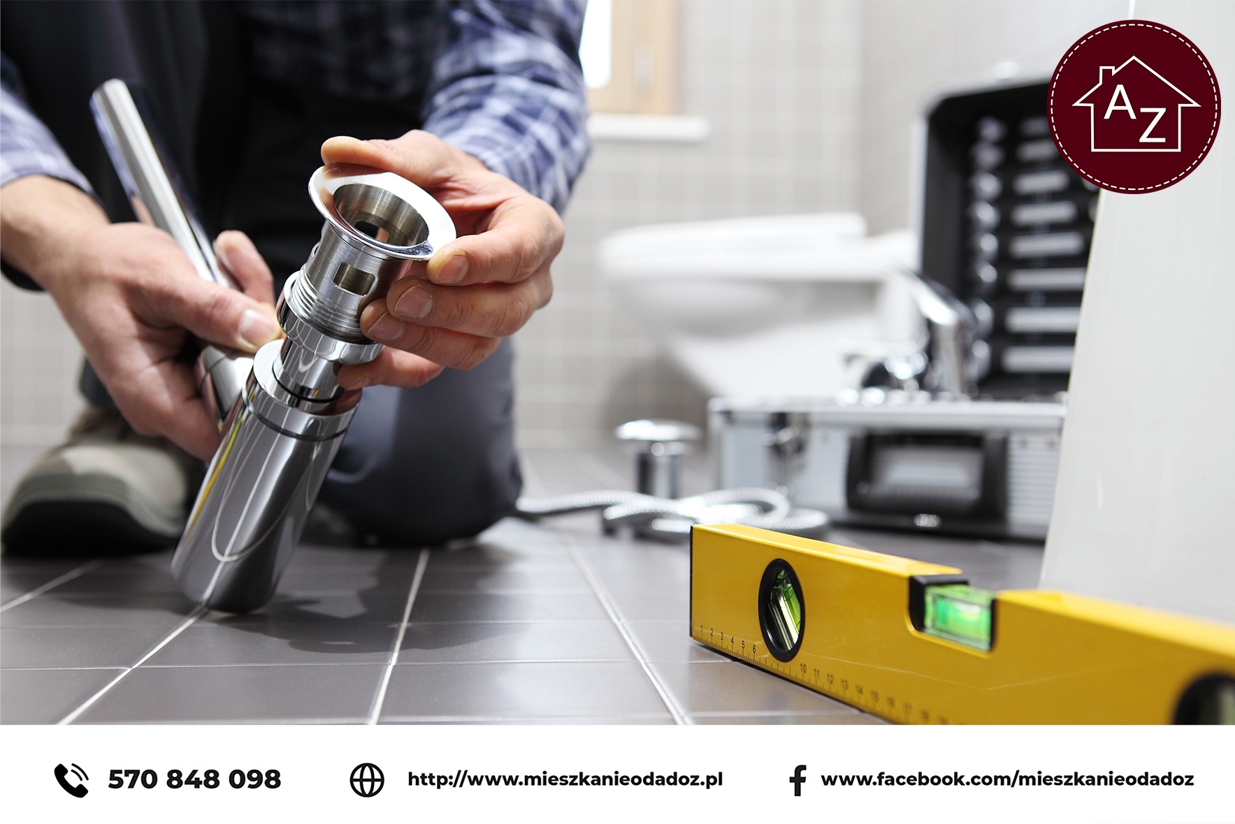 Instalacja chromowanego syfonu umywalkowego w łazience z szarymi płytkami. W tle toaleta i skrzynka narzędziowa. Poziomica leży na podłodze.