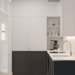 Elegancka kuchnia w bieli i antracycie z parkietem w jodełkę. Złota armatura, ekspres do kawy i minimalistyczne oświetlenie. Przestrzeń zaprojektowana z dbałością o detale.