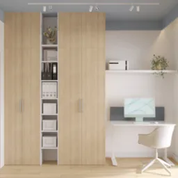 Jasne biuro z drewnianą szafą, biurkiem i krzesłem. Minimalistyczny design, oświetlenie punktowe i roślina na półce dodają przytulności. Estetyczne miejsce pracy.