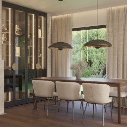 CM Studio - Elegancka jadalnia z drewnianym stołem, krzesłami w odcieniach beżu i przeszkloną witryną z podświetleniem. Kominek z marmurowym wykończeniem dodaje ciepła.