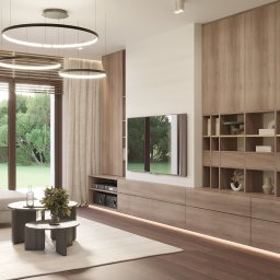CM Studio - Nowoczesny salon z drewnianą zabudową meblową, okrągłymi lampami i dużym oknem z widokiem na zieleń. Minimalistyczny design, ciepłe oświetlenie, komfortowa sofa.