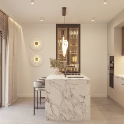 CM Studio - Jasna kuchnia z marmurową wyspą, szklaną witryną z oświetleniem neonowym i dekoracyjnymi lampami ściennymi. Minimalistyczny design z drewnianymi akcentami.
