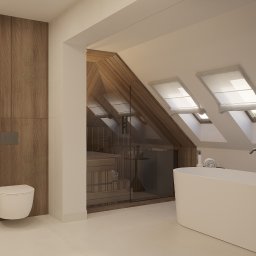 CM Studio - Minimalistyczna łazienka na poddaszu z drewnianą sauną za szklaną ścianą, białą wanną wolnostojącą i podwieszaną toaletą. Trzy okna dachowe wpuszczają naturalne światło.