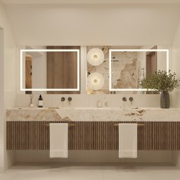 CM Studio - Nowoczesna łazienka z marmurowym blatem, drewnianymi szafkami i podświetlanymi lustrami. Roślina w wazonie dodaje naturalnego akcentu.