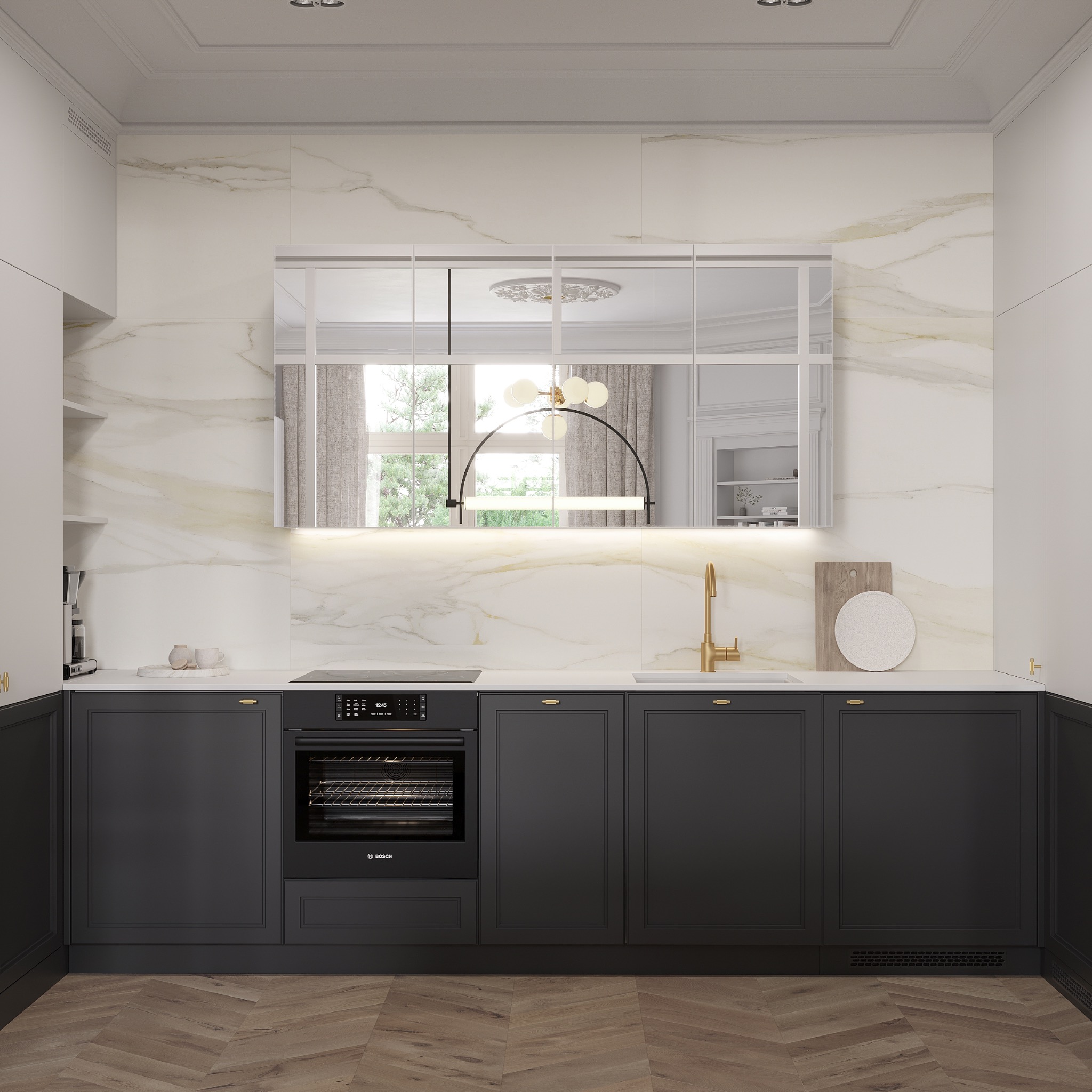 Elegancka kuchnia w odcieniach bieli i grafitu, z marmurowym backsplashiem i lustrzanymi szafkami. Parkiet ułożony we wzór jodełki dodaje wnętrzu klasy i ciepła.