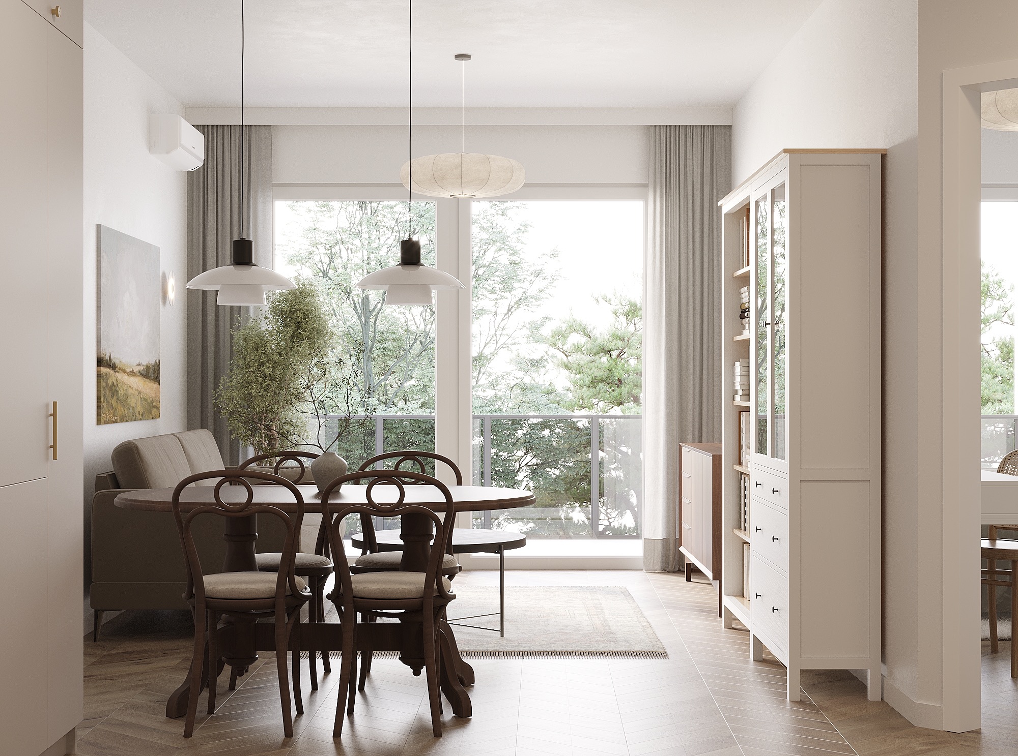 Jasne wnętrze jadalni z okrągłym stołem i krzesłami w stylu retro. Duże okno z widokiem na zieleń. Neutralna kolorystyka ścian i podłóg. Minimalistyczne lampy wiszące.