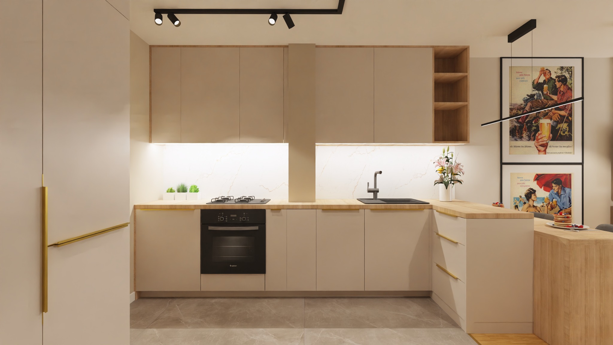 Beżowa kuchnia z drewnianym blatem i złotymi uchwytami, oświetlona lampami na szynoprzewodzie. Na blacie kwiaty i grafiki w ramach. Nowoczesny minimalizm.