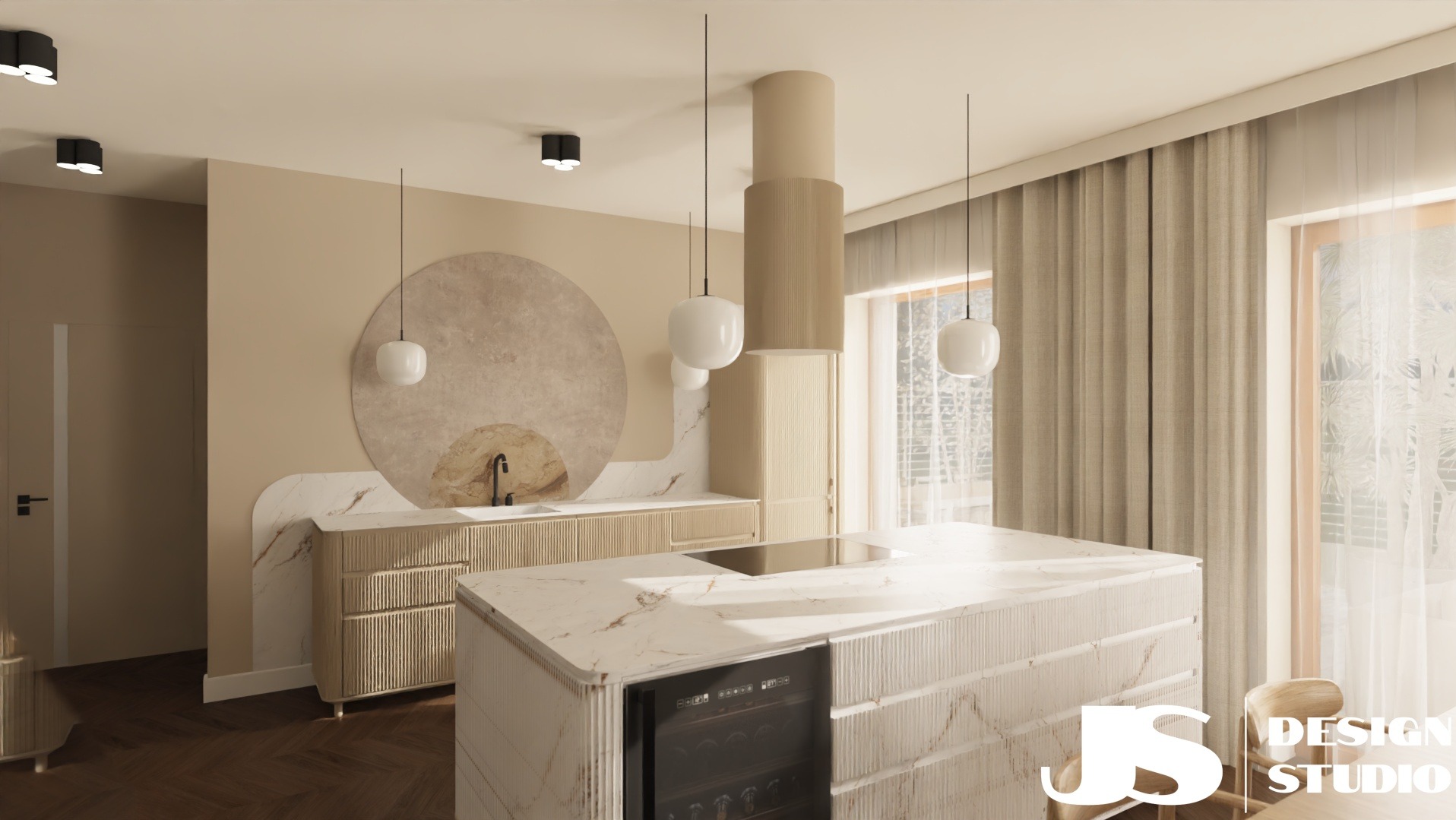 Beżowa kuchnia z wyspą i okrągłym dekorem ściennym. Minimalistyczne lampy wiszące i marmurowe blaty dodają elegancji. Widoczny fragment podłogi z parkietu.