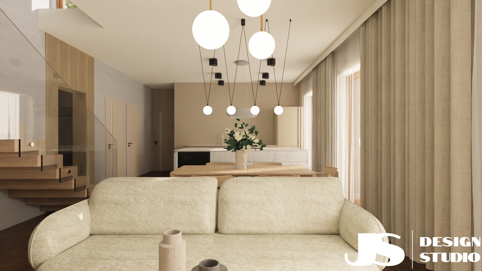 Jasne wnętrze z sofą w odcieniach beżu, drewnianymi schodami i designerską lampą wiszącą. Widok na otwartą kuchnię i okno z zasłonami. Minimalistyczny styl.