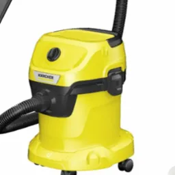 Żółty odkurzacz piorący Karcher z akcesoriami: ssawką szczelinową, workiem i filtrem, na białym tle. Urządzenie do czyszczenia tapicerki i dywanów.