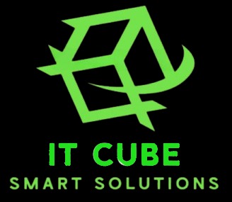 Zielone logo IT Cube Smart Solutions na czarnym tle. Grafika 3D sześcianu z elementem przypominającym strzałkę. Nowoczesny i minimalistyczny design.