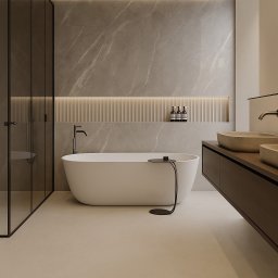 Seiko Mikrocement - Elegancka łazienka w odcieniach szarości z wolnostojącą wanną, kamiennymi umywalkami i subtelnym oświetleniem LED wzdłuż marmurowej ściany.