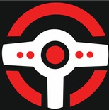 Logo szkoły jazdy w Warszawie: biała kierownica z czerwonym obramowaniem i trzema kropkami po lewej stronie. Symbolizuje naukę jazdy i bezpieczne prowadzenie pojazdu.