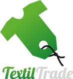 Zielony logotyp TextilTrade: stylizowana metka ubraniowa z nazwą firmy poniżej. Prosty, nowoczesny design z wyraźnym akcentem na branżę tekstylną.