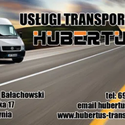 Grafika reklamowa firmy transportowej Hubertus z Gdyni, prezentująca biały samochód dostawczy na tle drogi. Zawiera dane kontaktowe: numer telefonu, adres e-mail i adres strony internetowej.