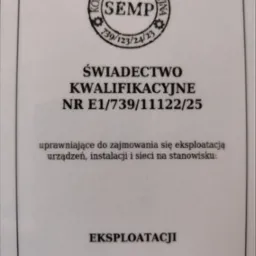Świadectwo kwalifikacyjne SEMP nr E1/739/11122/25, uprawniające do eksploatacji urządzeń, instalacji i sieci. Dokument w czarnej ramce.
