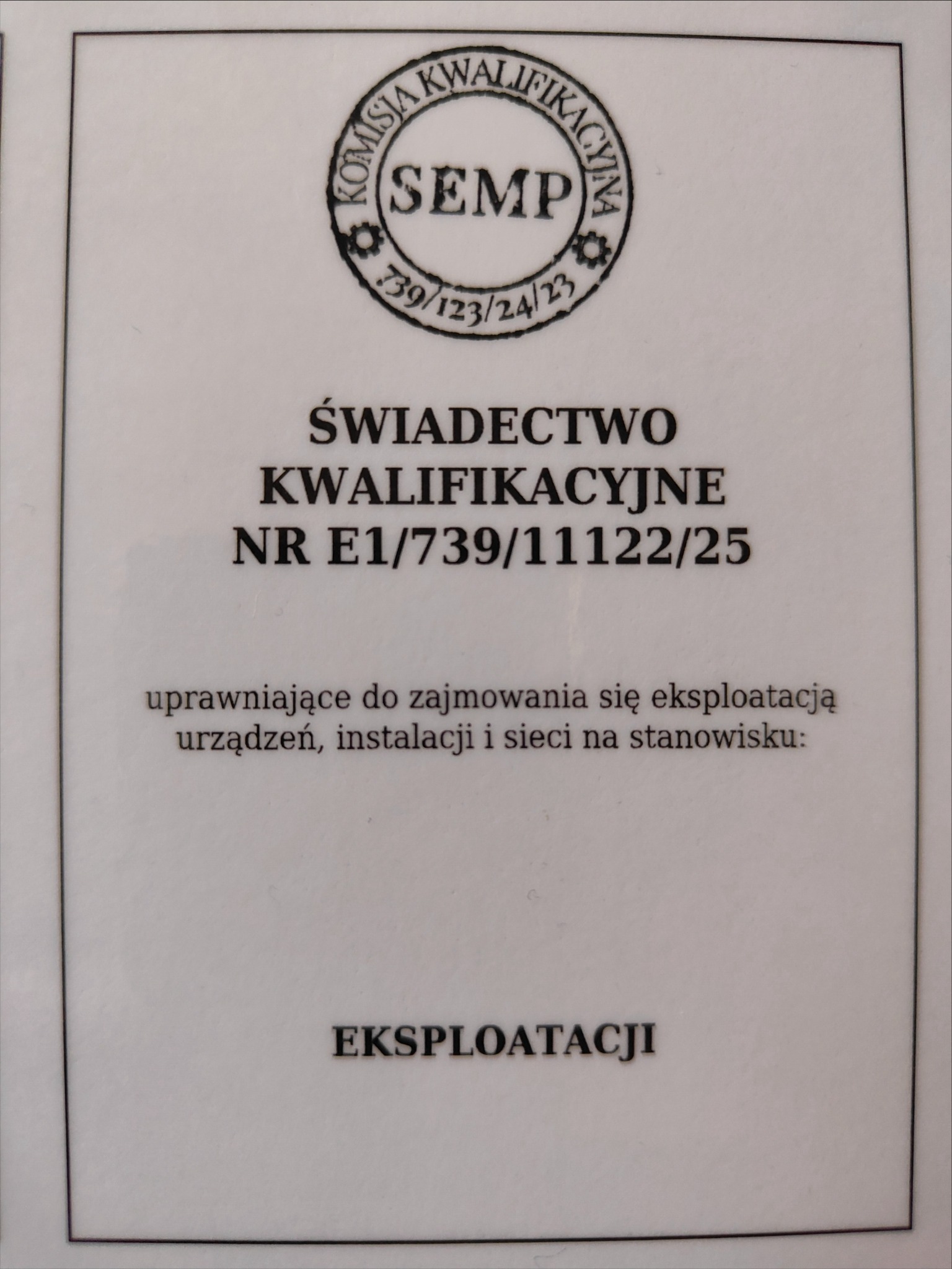 Świadectwo kwalifikacyjne SEMP nr E1/739/11122/25, uprawniające do eksploatacji urządzeń, instalacji i sieci. Dokument w czarnej ramce.