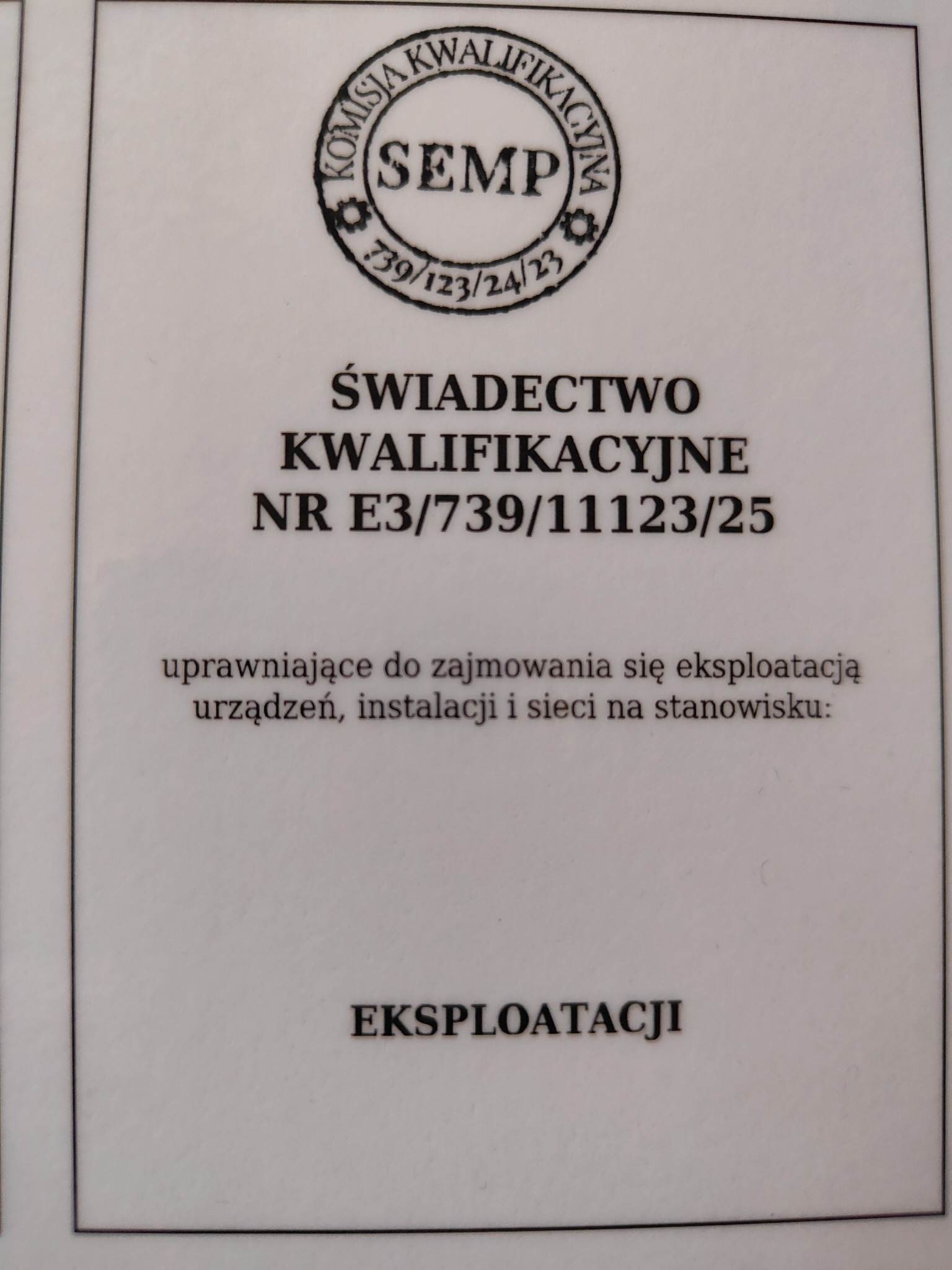 Świadectwo kwalifikacyjne SEMP nr E3/739/11123/25, uprawniające do eksploatacji urządzeń, instalacji i sieci. Dokument w czarno-białej tonacji.