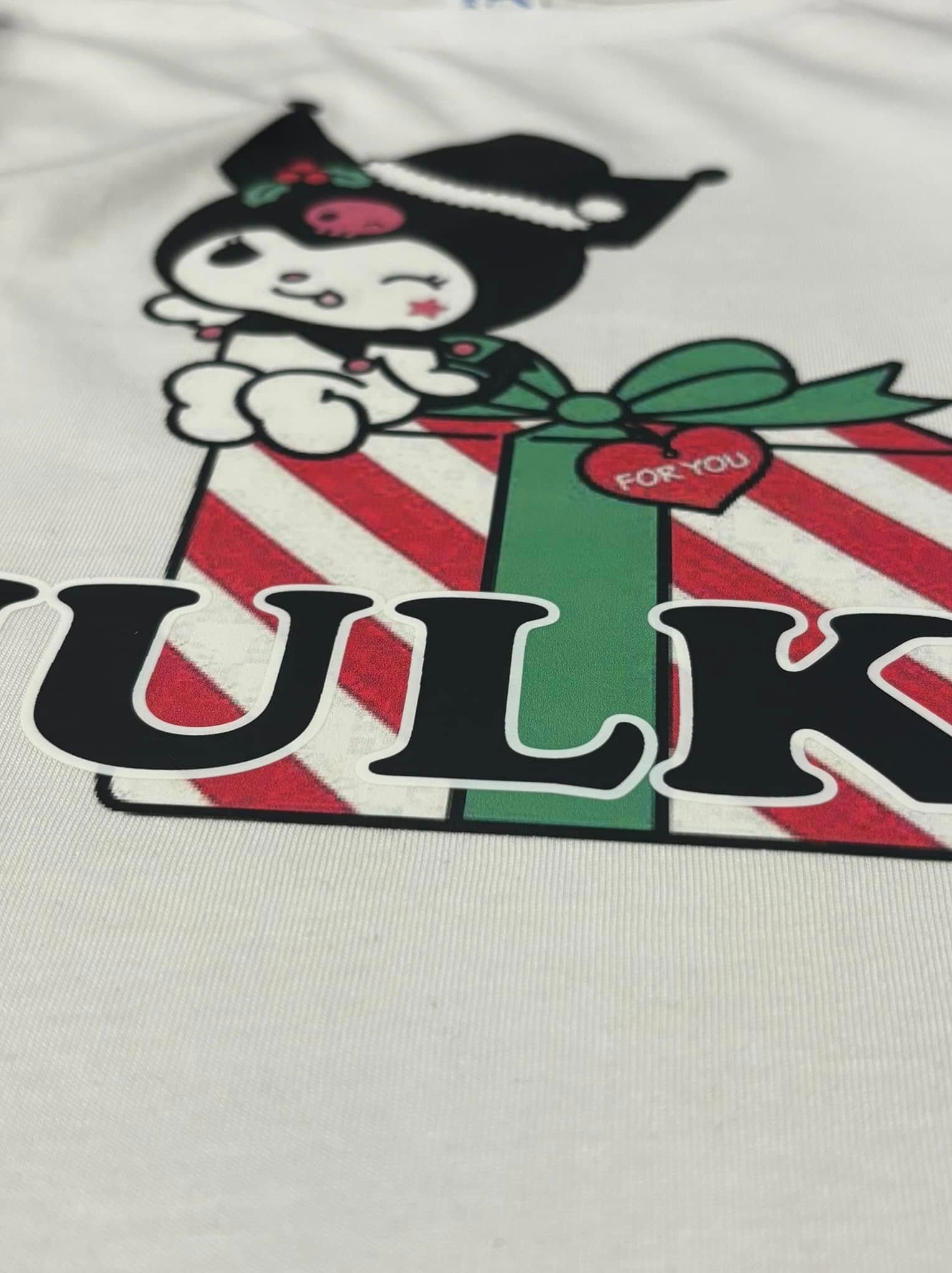 Biała koszulka z nadrukiem kreskówkowej postaci na prezencie świątecznym i napisem 'ULK' w czcionce z obramowaniem. Nadruk wykonany w technice sitodruku.