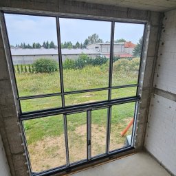 Drzwi przesuwne HS + stałe szklenie nad drzwiami.