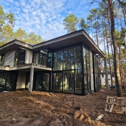 Dom pod Warszawą, fasada słupowo - ryglowa + drzwi przesuwne HS. 