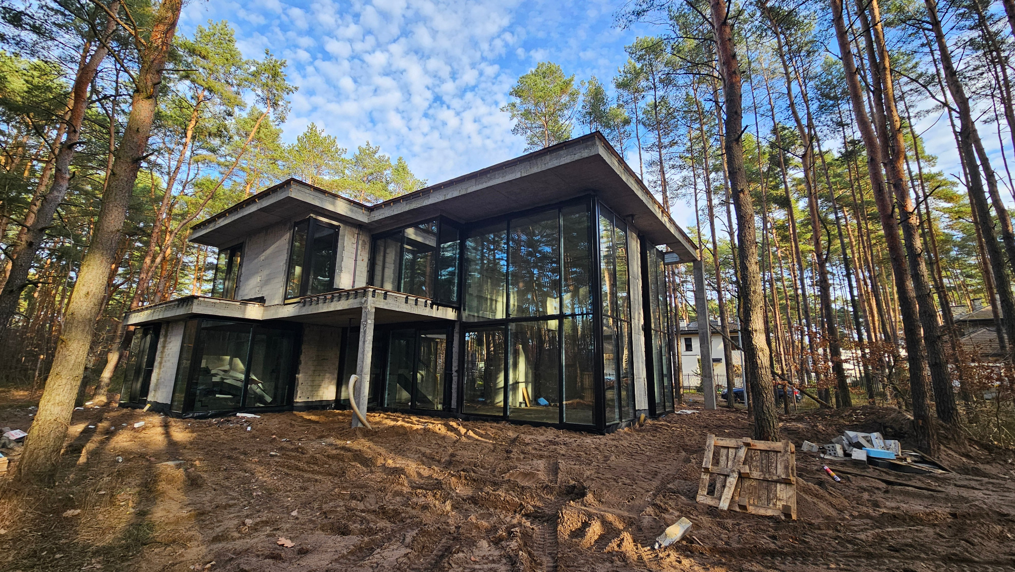 Dom pod Warszawą, fasada słupowo - ryglowa + drzwi przesuwne HS.