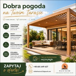 Wild Of Nature Marcin Kisiel - Nowoczesna drewniana pergola z lamelowym zadaszeniem i wbudowanym oświetleniem, osłaniająca przestronny taras z drewna, z eleganckimi meblami wypoczynkowymi i jadalnianymi, przy jasnym domu.