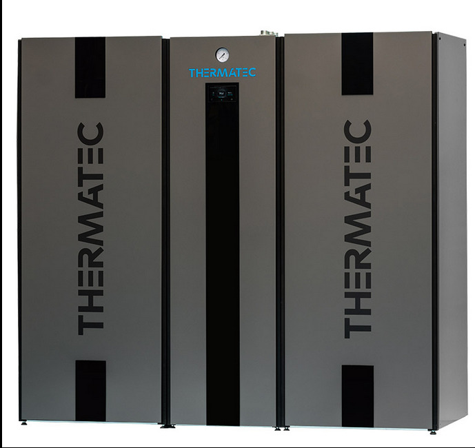 Kompletna kotłownia THERMATEC zamknięto w estetycznej szafie.