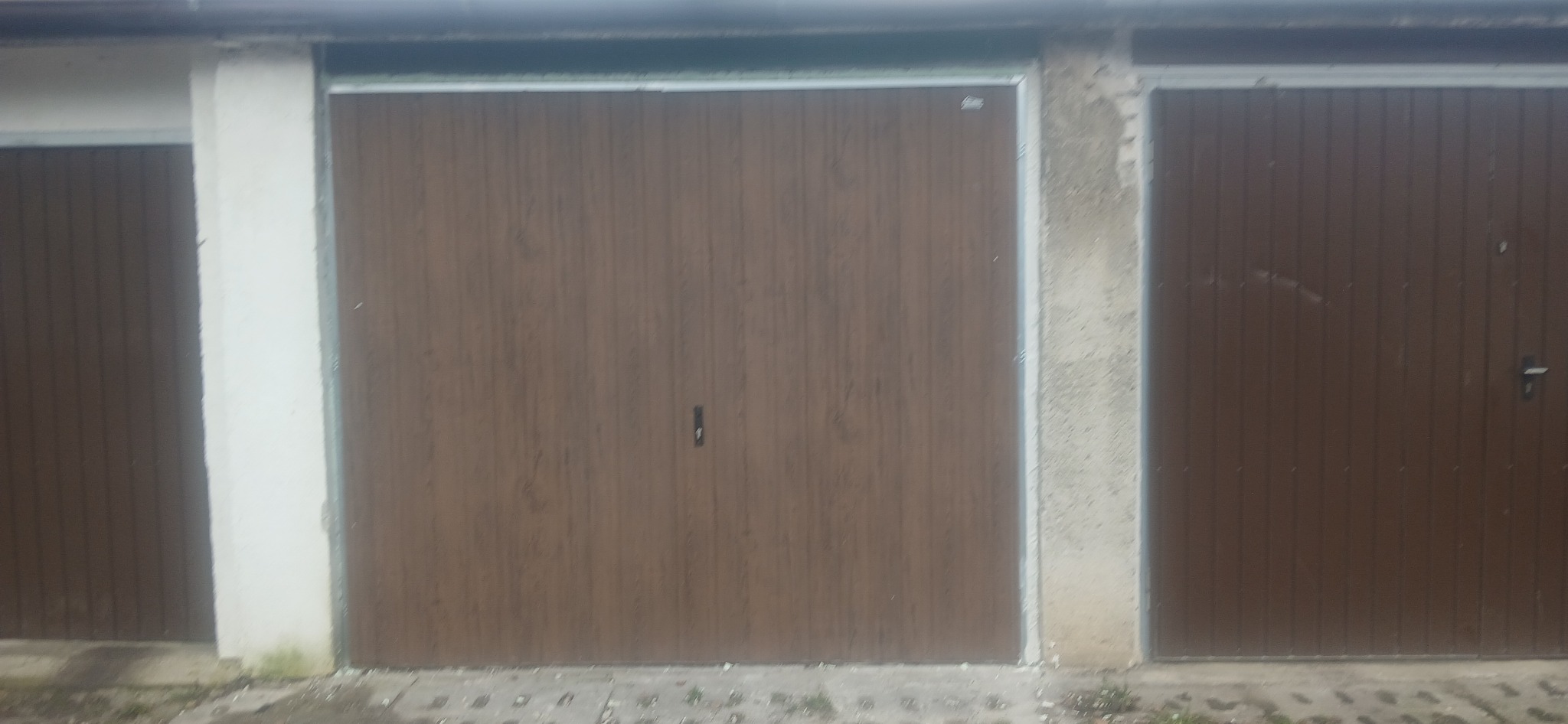 Poszerzenie swiatla wiazdu do garażu oraz montaż nowej większej bramy wjazdowej