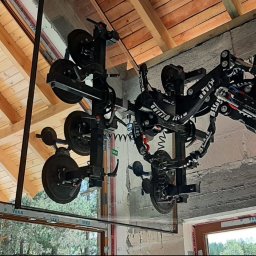 Montaż szklenia stałego w ramie przy użyciu profesjonalnego wysięgnika