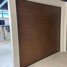 Cisewski Centrum Okien i Drzwi Janusz Cisewski - Ekspozycyjna brama garażowa w salonie w Topoli