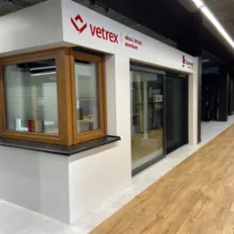 Ekspozycyjne okno i drzwi przesuwne w salonie w Topoli