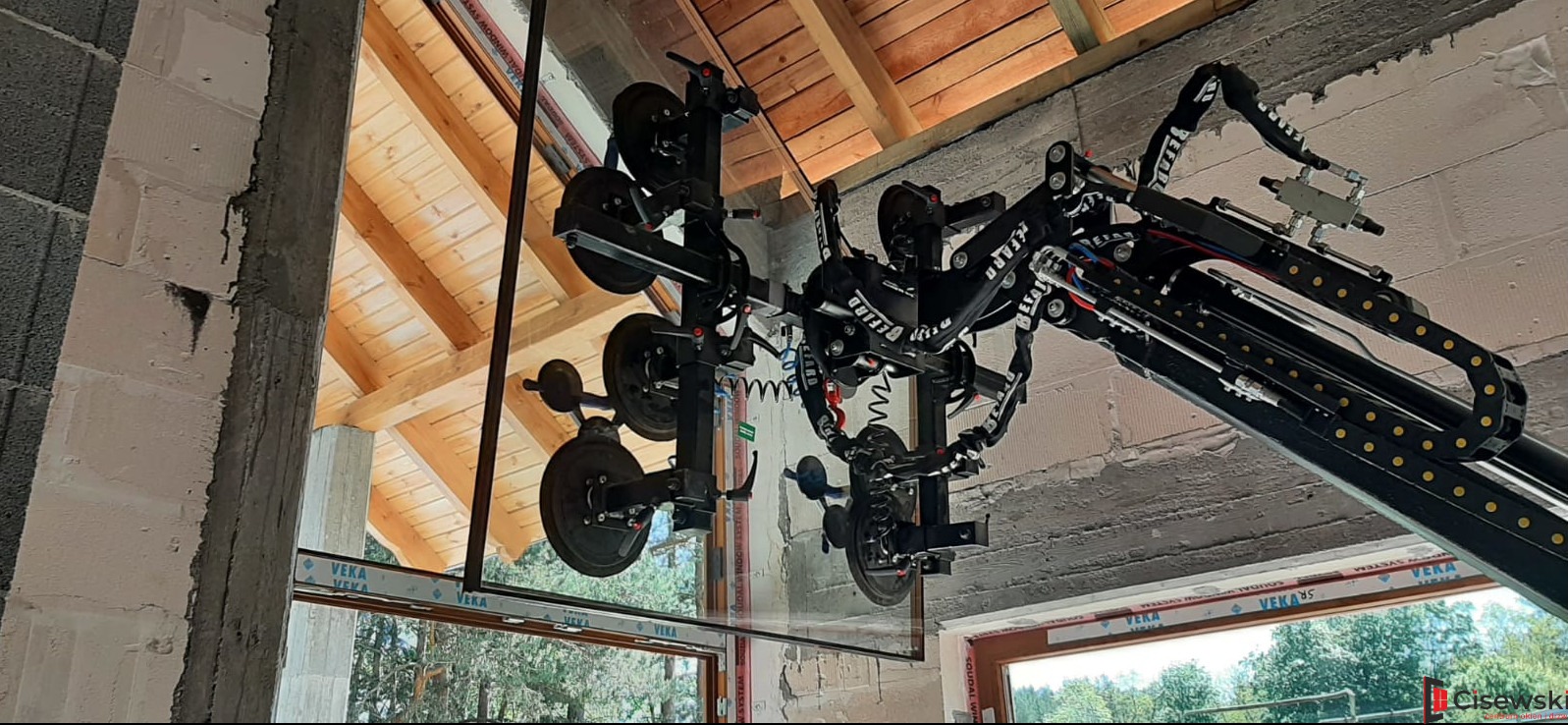 Montaż szklenia stałego w ramie przy użyciu profesjonalnego wysięgnika